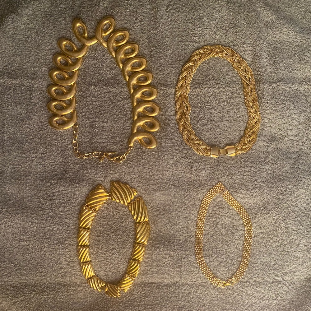 Woman accent necklaces, gold plated, anti-alérgico, price per piece.